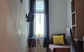 Hostel Tulip - pokój nr 8 ze wspólną łazienką i kuchnią